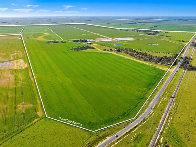 874.2ha 2,159 acres | Substantial Irrigated Cropping & Mixed Farming Enterprise