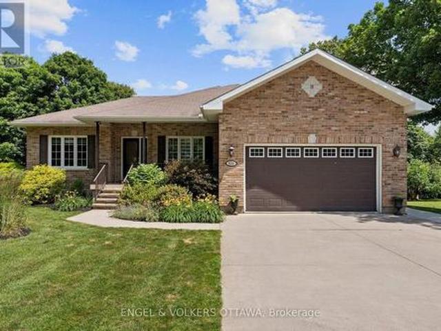 876 Center Street, Mcnab/Braeside, ON, K0A 1G0 house for sale | Listing ID X13608 | Royal LePage