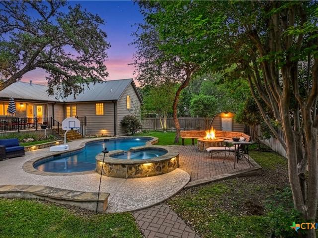 877 Twin Oaks Drive
