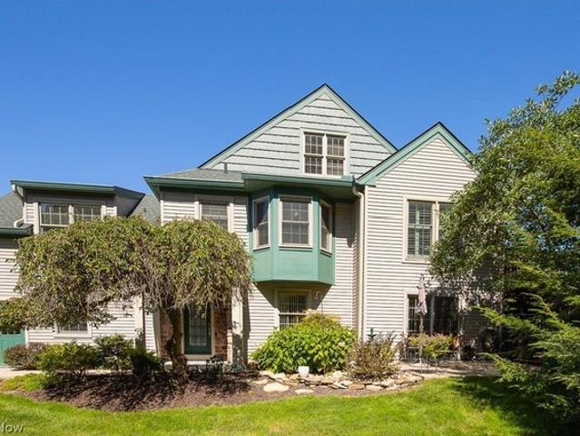 878 Hampton Ct, Sagamore Hills, OH 44067