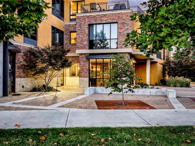 880 W River 409