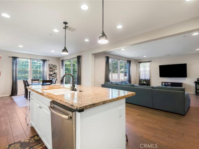 885 E Manresa
