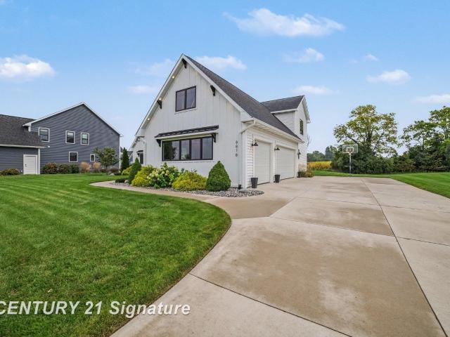 8878 N Meadows Court