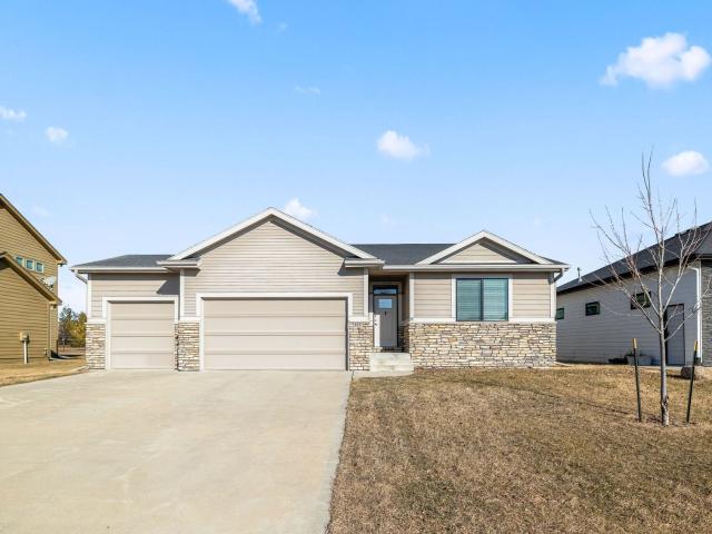 8881 Scarlet Dr, West Des Moines, IA