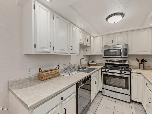 889 e lancaster circle