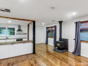 88 Warrawong StreetKooringal NSW 2650, Australia