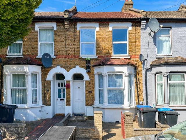 88 Huxley Road, London 2 bed flat to rent £1,550 pcm £358 pw