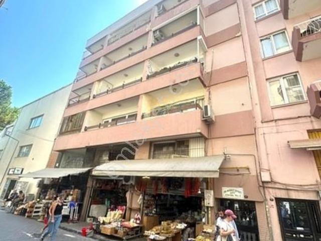 88 Karşıyaka Merkez'de Geniş 3+1 Kiralık Daire