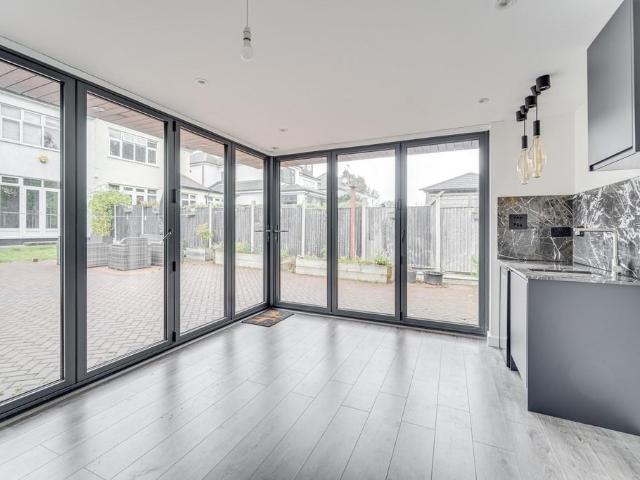 88 Lakenheath, Oakwood, London, N14 4RS, United Kingdom | 4 bed duplex for rent #133305386 | Rentberry