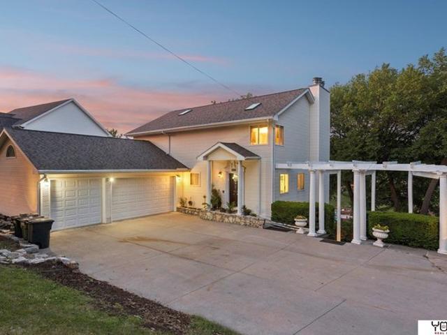 8932 Cass Cir, Plattsmouth, NE 68048