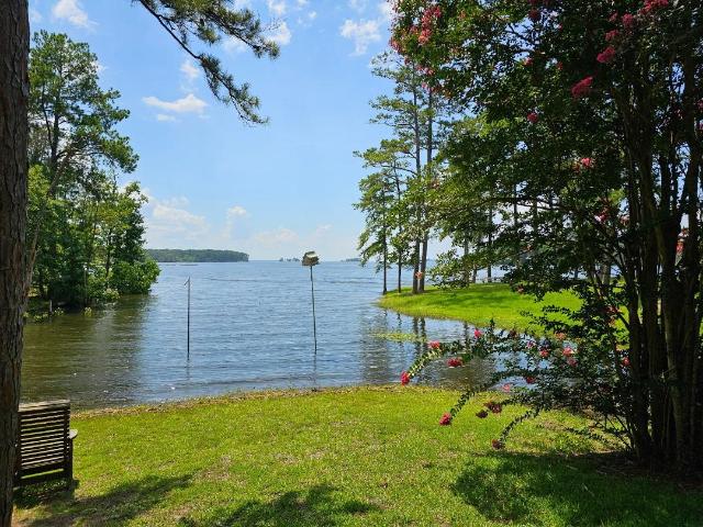 893 Lakeshore Drive