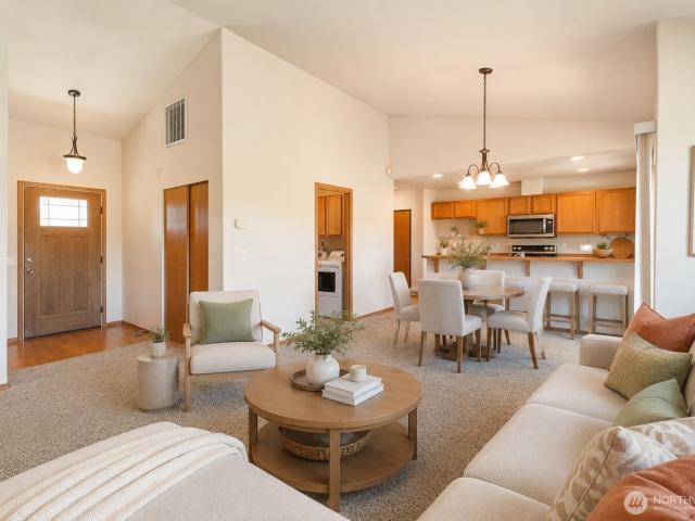 894 Desert Aire Drive SW