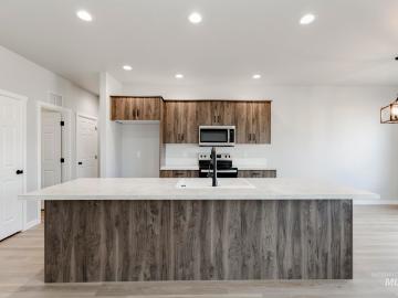 895 Thunderbolt St
