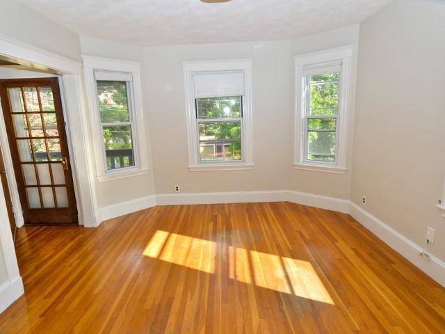 89 Rockview St, 2 beds, 1 full bath
