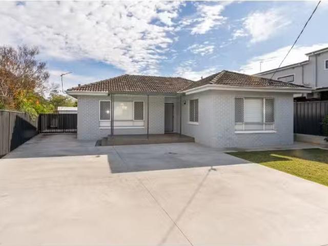 8 Manoora Avenue, MOUNT AUSTIN House for rent Listed by Raine.