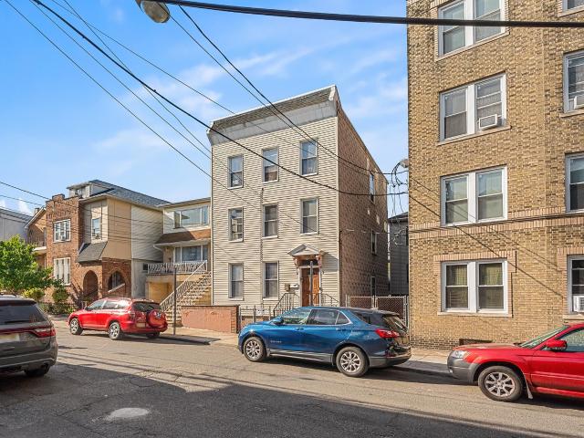 8 Manhattan Ave