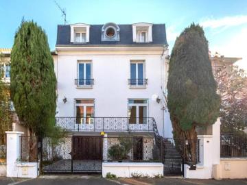 8 min. RER A, 4/5 chambres, jardin, charme