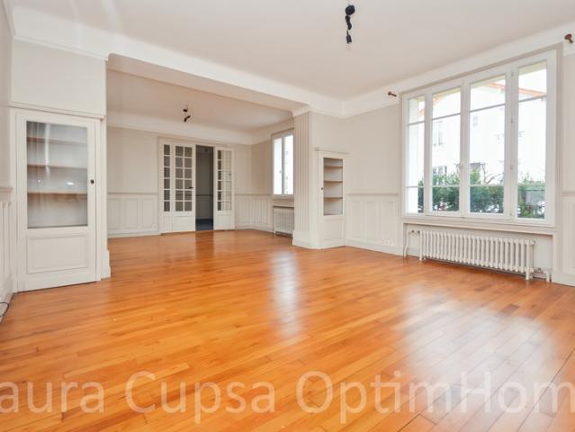 8 MIN RER B ANTONY CENTRE MAISON 172 M² HABITABLES 243 M² UTILES 5 CHAMBRES TERRAIN 459 M² BATIMENT GARAGE ATELIER 150 M² RAVALEMENT AVEC ISOLATION 2024