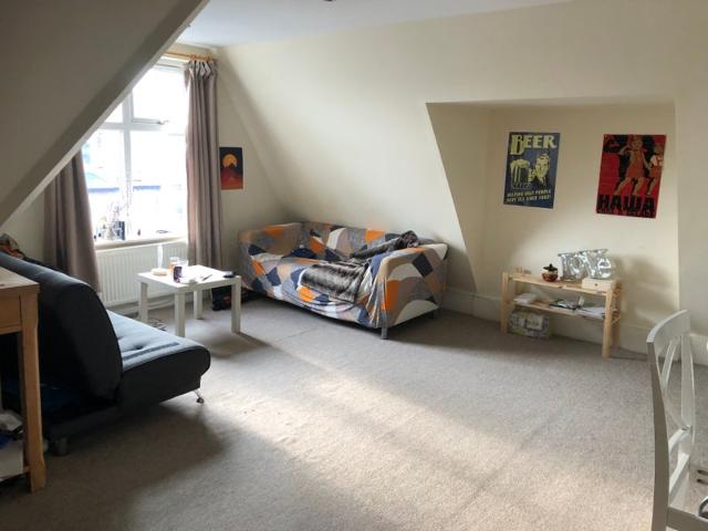 8 Minutes walk from Surbiton Station attic flat