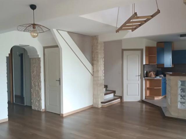 8 MN CASTELNAUDARY MAISON ATYPIQUE DE TYPE 6 DANS UN SITE VE