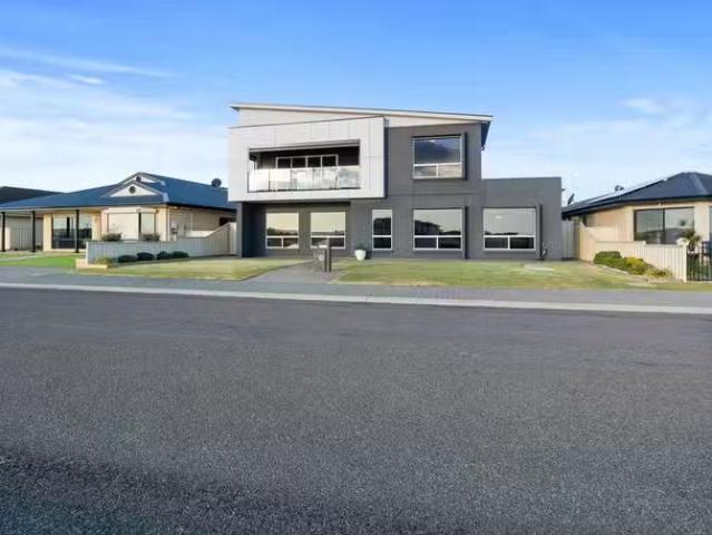 8 Morialta Drive, TUMBY BAY, SA 5605 House for Rent