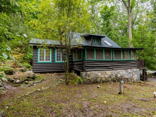 8 Mountainside Dr
