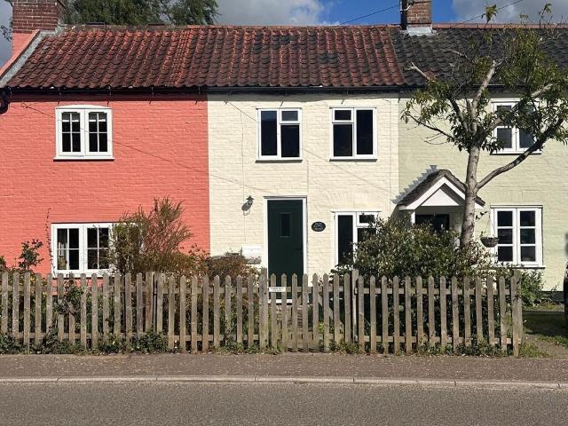 8 Norwich Rd, Chedgrave, Norwich NR14. 2 bed cottage to rent £1,050 pcm £242 pw
