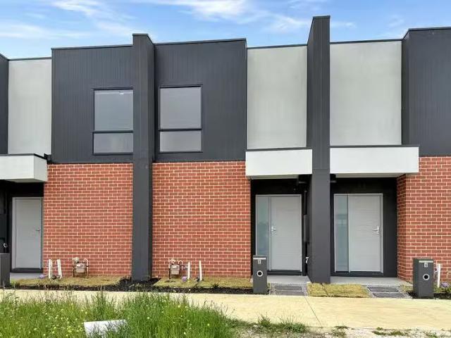8 Avi Walk, Armstrong Creek, VIC 3217
