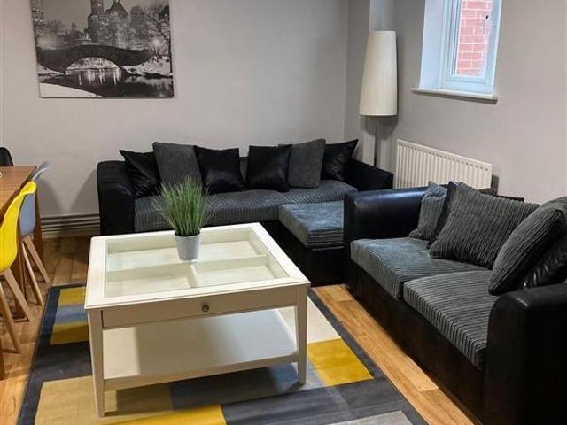 8 Albert Square, Church Street. 7 bed flat to rent £3,185 pcm £735 pw