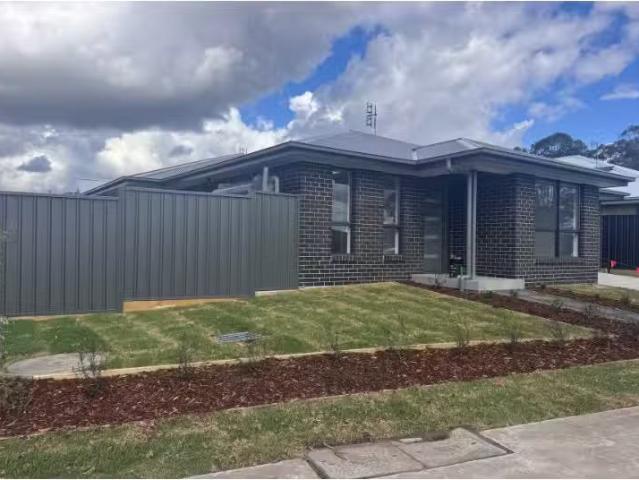 8 Bangalay Street, Heddon Greta House for rent Listed by Carm.
