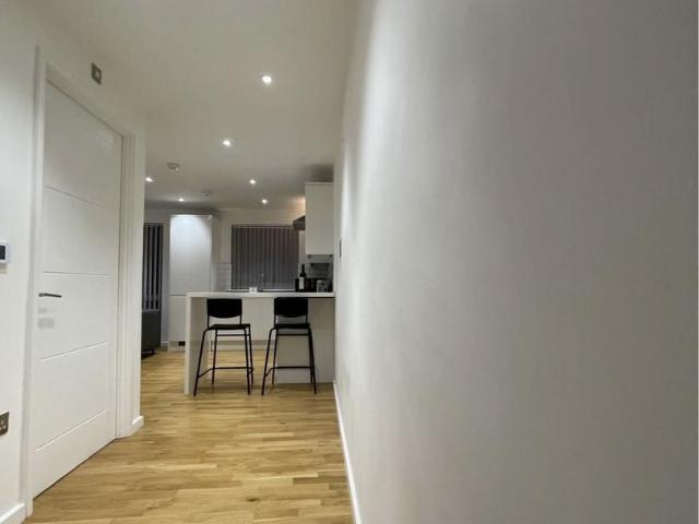 8 bath road, Slough, SL1 2 bed apartment to rent £2,000 pcm £462 pw