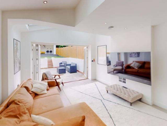 8 Bed, 1 Bath
