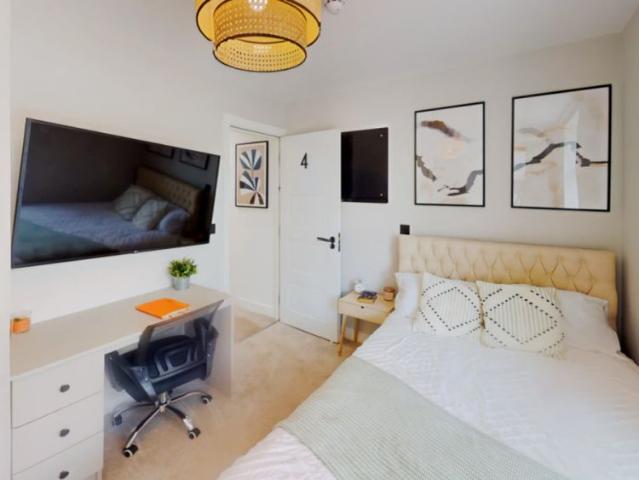 8 Bed, 1 Bath