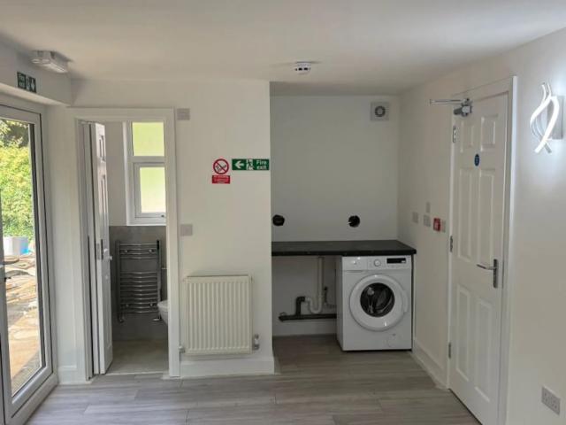 8 bed detached house to rent in Tollhouse Lane, Wallington, SM6
