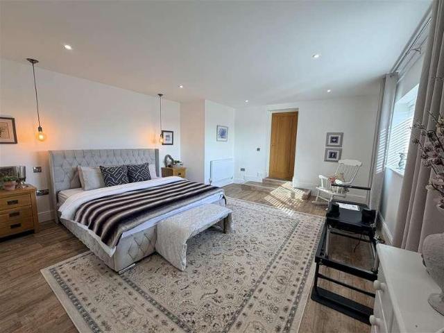 6 bed house for sale