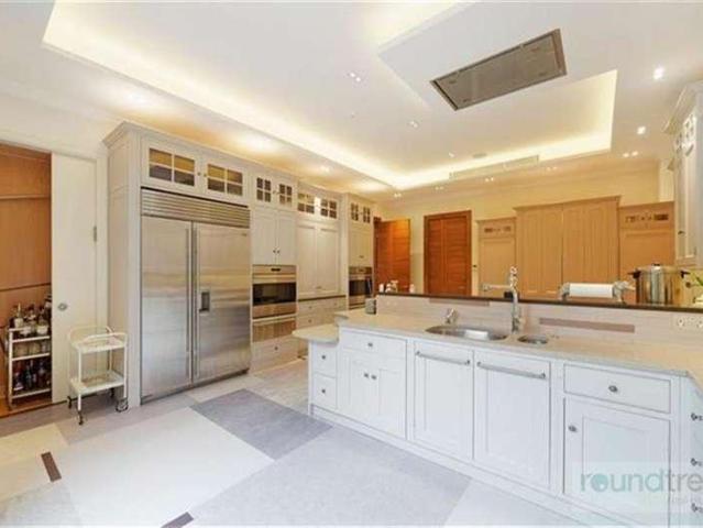 8 bed house for sale