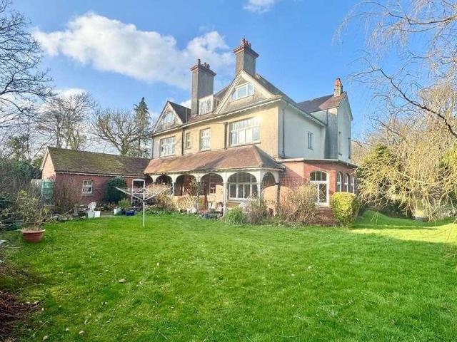 8 bed house for sale