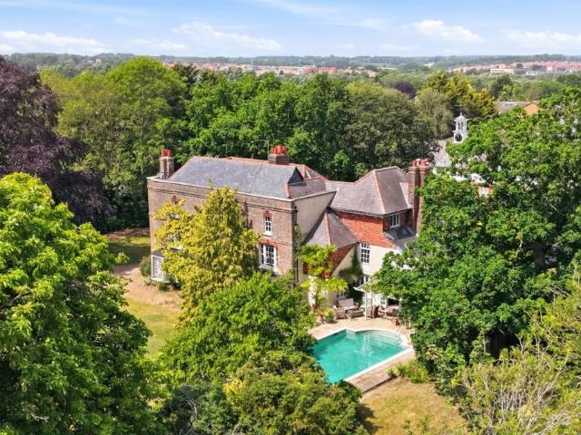 8 bed house for sale