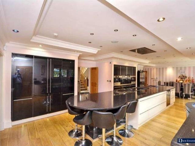 8 bed house for sale