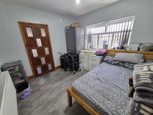 8 bed house for sale