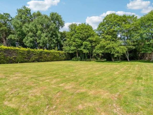 8 bed house for sale