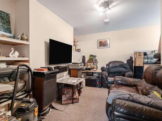8 bed house for sale