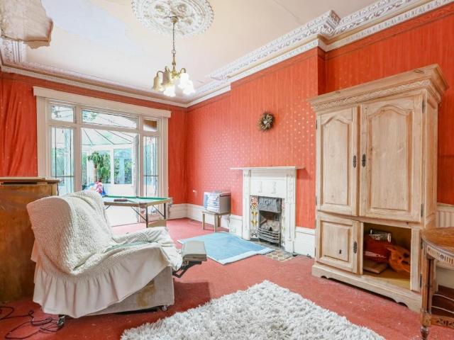 8 bed house for sale