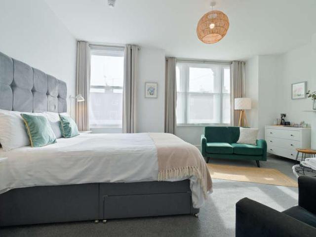 8 bed house for sale