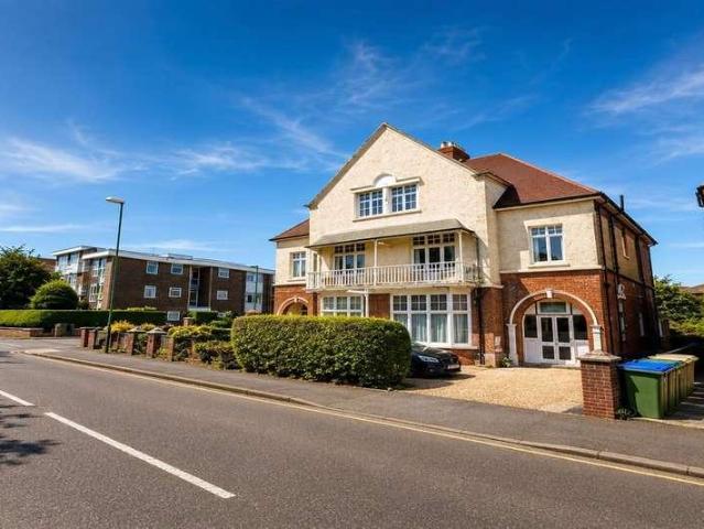 8 bed house for sale