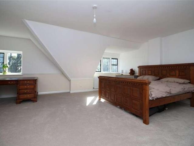 8 bed house for sale