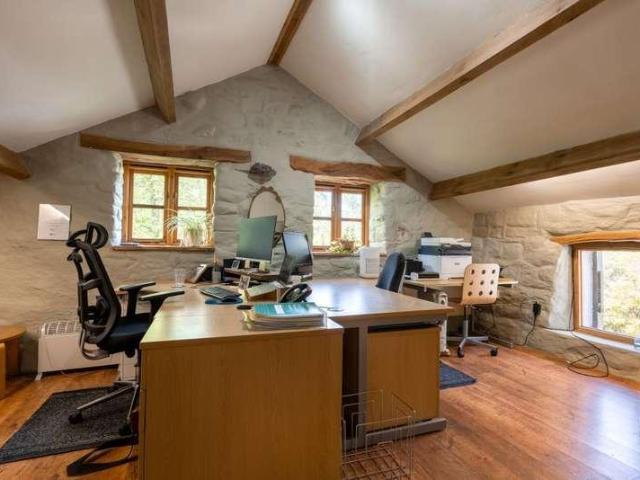 8 bed house for sale