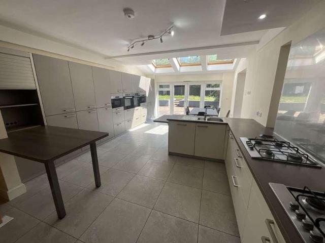6 bed house for sale