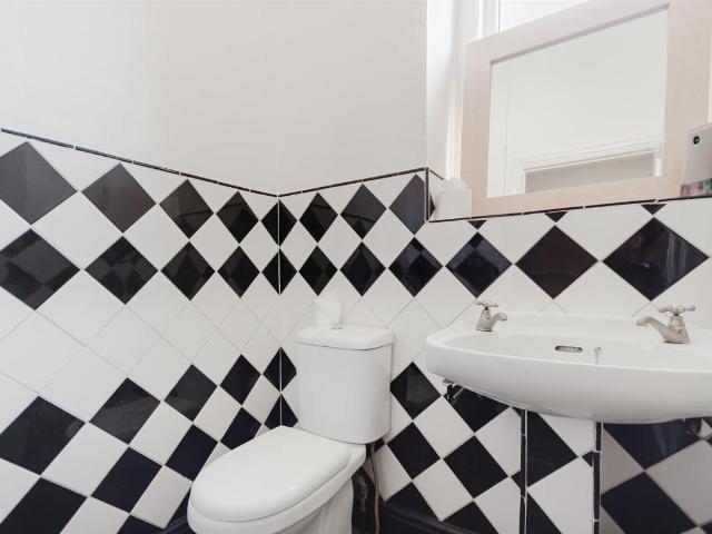8 bed house for sale