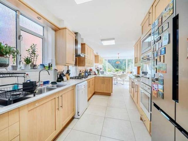 8 bed house for sale